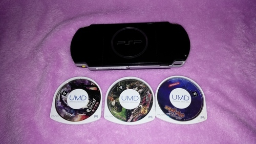 PSP-3000　➕ソフト３枚　無双オロチ、モンスターハンター、悪魔城ドラキュラ、すぐに遊べます。