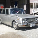  トヨタ コロナ 1500　デラックス　コラムMT　ローダウン （シルバー） セダンの画像