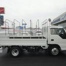  いすゞ エルフ 低床 極東製スイングパワーゲート付 2t　 （ホワイト） トラックの画像