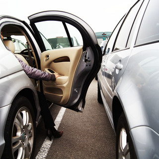 デントリペア　駐車時に凹まされていた経験ありませんか？　　車に出...