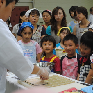 地域振興・食育推進・イベント賑わい作りに「飾り巻きねっと」　～人と人とを結ぶ楽しいお寿司の料理教室～の画像