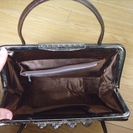 こげ茶色のハンドバッグの画像