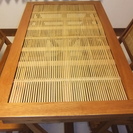 竹と木のテーブルと椅子の画像