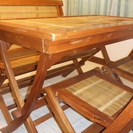 竹と木のテーブルと椅子の画像