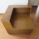 部屋の角における収納付テレビ台の画像