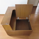 部屋の角における収納付テレビ台の画像