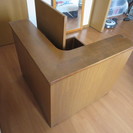 部屋の角における収納付テレビ台の画像