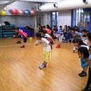キッズダンススタジオの　ボランティアアシスタント（女性）募集 - 友達