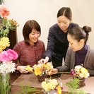 お花で溢れた店内で、四季折々の花材をつかったアレンジを、一緒に作...