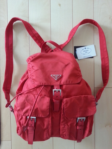 【売切御礼】PRADA　リュック（赤）ご購入ありがとうございました。