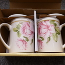 ≪食器≫　新品・未使用☆　ローズ柄　茶こし＆蓋付きマグカップ　（２客セット）の画像