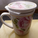 ≪食器≫　新品・未使用☆　ローズ柄　茶こし＆蓋付きマグカップ　（２客セット）の画像