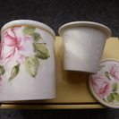 ≪食器≫　新品・未使用☆　ローズ柄　茶こし＆蓋付きマグカップ　（２客セット）の画像