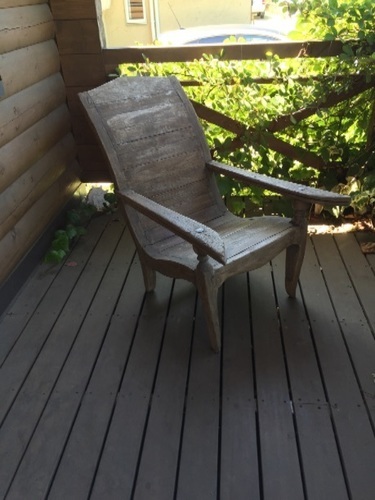 ウッドデッキに似合うシャビーチェアー