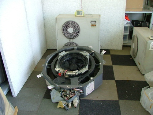 ３年短期使用　中古格安業務用冷暖エアコン　７馬力。　三相２００ｖ、三菱ＭＲスリム　天井付け