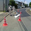 道路に白線を引くお仕事です。