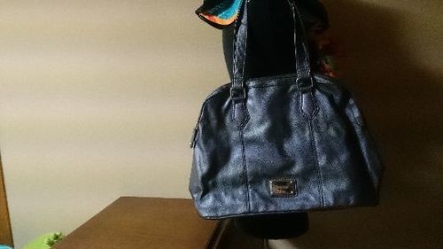 NINE WEST　軽量クールカラーのショルダーバッグ
