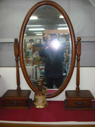 値下げ。家具卸廃業未使用新品　　鏡・鏡台、置きミラー　。イタリー製　チェリー無垢材・引出し付き　縦置きｗ８３・横置き可、引出し付き