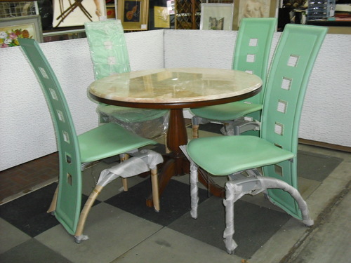 家具卸廃業未使用展示品・イタリー製大理石食卓セット　１０５丸テーブル　食卓・ダイニング　５点セット。　ｗ１０５丸ｈ７１ｃｍ、イタリー製。テーブル大きいサイズですから、映像椅子６脚付きの７点セットも可能です。７点価格は特別に税込み６９，９００円でお願い致します。