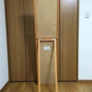 木製のスタンドミラーの画像