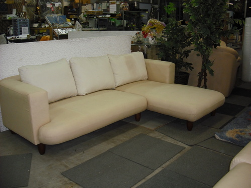 値下げ。家具卸廃業未使用展示品・格安ロータイプ　応接ソファ２点セット。ファブリック・ベージュ　置きクッション３個・高低脚付き付　ｗ２１２ｄ９５（１４０）ｈ３１（２０）ｃｍ、