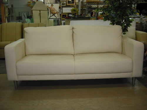 家具卸廃業展示・格安未使用新品・イタリー製総皮革　３Ｐソファ。　ｗ１９１ホワイト１枚皮の高級品　１台限り