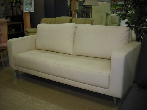 家具卸廃業展示・格安未使用新品・イタリー製総皮革　３Ｐソファ。　ｗ１９１ホワイト１枚皮の高級品　１台限り