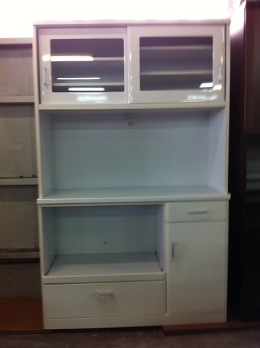 値下げ。家具廃業展示新品格安　120　食器棚・レンジボード・カップボード　　ｗ１１７ｈ１８７ｄ４５ｃｍ、　オーバーホワイト　スライドテーブル・コンセント付。