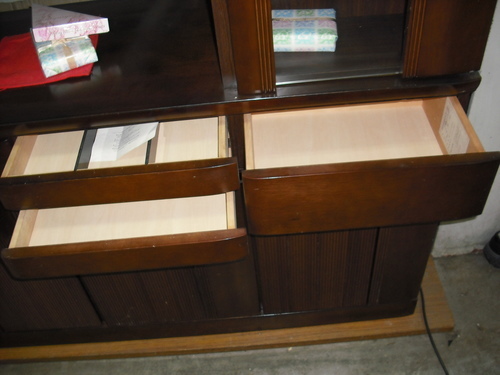 値下げ。家具廃業未使用展示新品・天然杢無垢材　両面間仕切り・両面食器棚、カップボード。　イーグルｗ１２８ｄ４６ｈ１９０ｃｍ、両面出し入