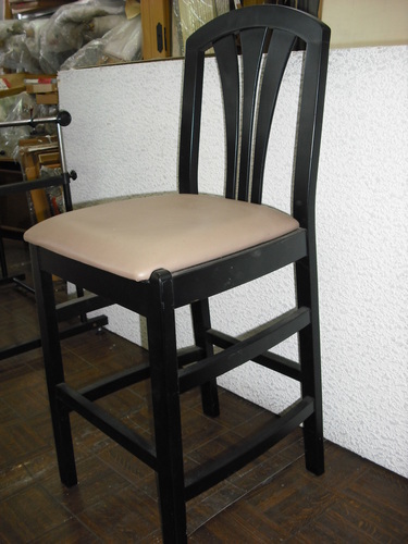 値下げ。家具卸廃業未使用展示・新品格安　木製カウンターハイチェアー。　ＢＫ合皮/ＳＨ６０ｃｍ、全３脚の場合１４７００円です。