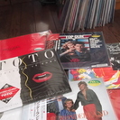 LP・EPレコード多数とレコード収納棚の画像