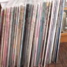 LP・EPレコード多数とレコード収納棚の画像