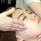 【女性のお顔そり】お肌のターンオーバーも助けるお顔そり。体験して...