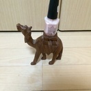 アジアンテイストな木彫りのラクダの画像