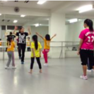 【キッズダンスメンバー募集中】キッズガーデン高津教室「キッズダンシング」クラスの案内です。　指導：神作彩葵咲　監修：鈴木智絵、梶原和歌子の画像
