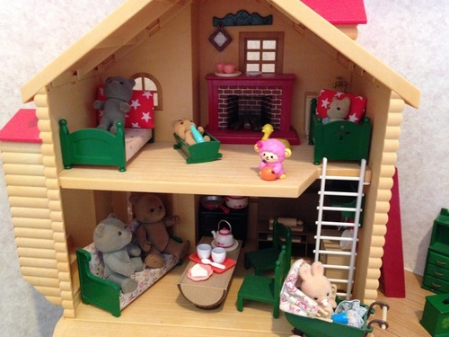 【箱付き美品】シルバニアファミリー「赤い屋根のお家」＋お人形＋緑の家具など一式