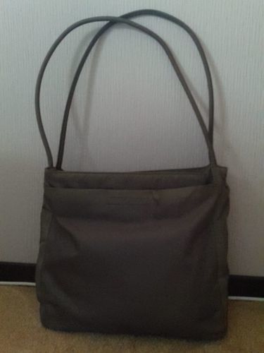 PRADA(プラダ)ナイロンショルダーバッグカーキ　中古