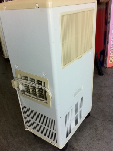除湿冷風扇・クールワゴン１。除湿冷風扇・クールワゴン。コロナｃｄ－１０２、１００ｖ３２０ｗ　除湿機能、風量３段、タイマーリズム風付、ｗ２５ｄ３８ｈ６８ｃｍ、使用感極少・エアコン等以外の、家庭電化品につきましては、「生活用品の電化製品」のカテゴリーを参照下さい。