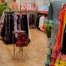 フラメンコ衣装の販売スタッフ/月給23万～28万　※女性、日本人...