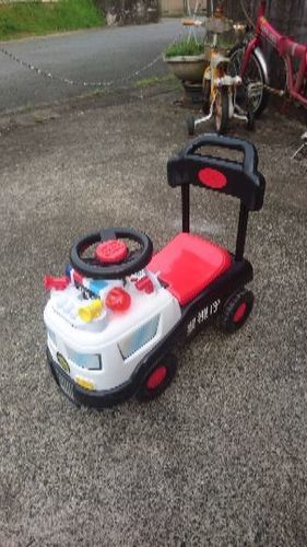 パトカー？消防車？足けり乗用☆外遊びに♪