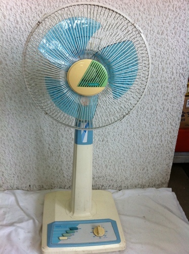 短期使用中古格安 　背高。９０/１２０ｃｍ伸長扇風機　ホリエＨＦ－３０ＬＦ　タイマー、３段切り替え。首上下不良品1台　８８０円です。