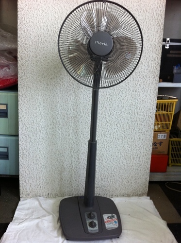 中古格安短期使用　扇風機　大型。３３，５ｃｍ、背高９０/１２５ｃｍ伸長、ピエリア・グレー　丈夫なロータリースイッチ・コンパクト収納可。網カバー下部補修有、使用感少