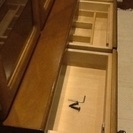 しっかりした作りの食器棚 (カリモク製)を引取り限定で出品します (引き渡し完了に付き受付を終了しました)．の画像