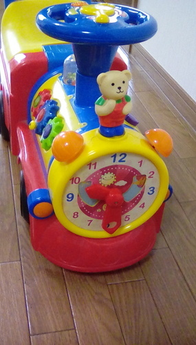 室内で使用　トイザらス　光と音の出る乗用玩具　時計つき　汽車　早い人に売ります