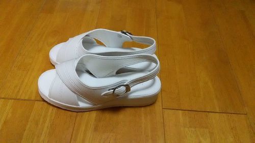 看護師サンダル(白)を未使用で処分したいので欲しい方は連絡して下さい。Sサイズなので、22Cmの人用です。
