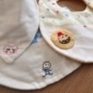 12/6センター南☆刺繍カフェにようこそ！刺しゅう好きの人も、初めての人も集まってベビースタイに刺しゅうしてみませんか？  みんなでおしゃべりしながら進めたら、きっと楽しい時間になると思います。  手作りのベビースタイにワンポイント刺しゅうをすれば、それは世界にひとつだけのオリジナル。  ママになる自分に、もうすぐ会えるベビーに、小さな刺しゅうの贈り物を♡お友達やお孫さんへのプレゼントにも♩の画像
