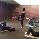 女性の体を快適にするヨガの画像