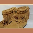 MINNETONKAのHi Top Back Zip Short Bootの画像