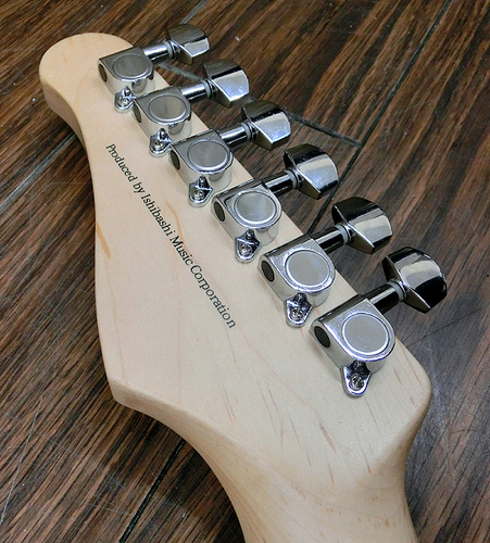 Mavis / Stratocaster ギター 中古　スタンド付き Mavis / Stratocaster ギター 中古 スタンド付き