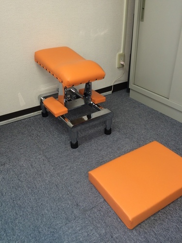 値下げしました。　ニーチェストテーブル　上部頸椎用